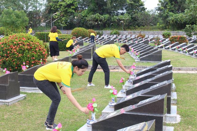 Keo WC chau au dân hương tại Nghĩa trang Liệt sĩ Rừng Sác trong chương trình Xuân tình nguyện 2019
